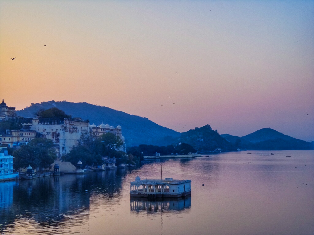 Sunrise over lake pichola in romantic Udaipur